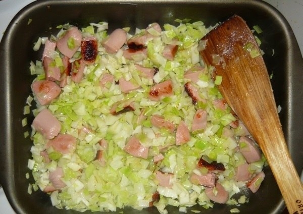 Наливной пирог с капустой и сосисками.