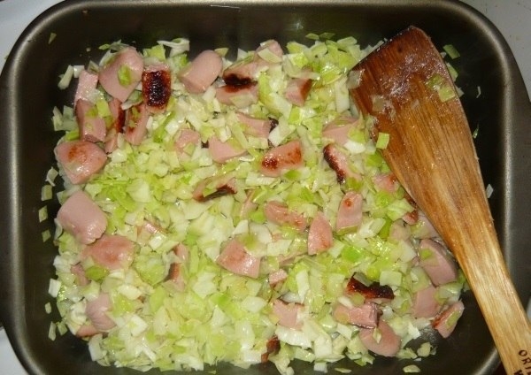 Наливной пирог с капустой и сосисками. Наливной пирог с капустой и сосисками.