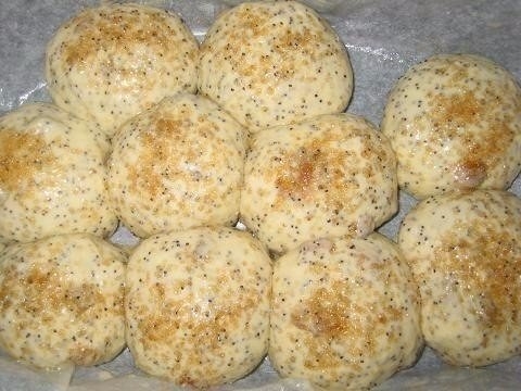Булочки с маком и изюмом Булочки с маком и изюмом