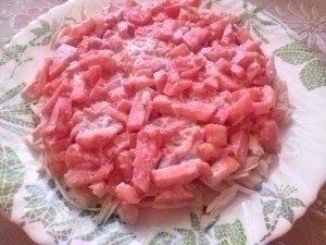 Салат с куриным филе, сухариками и овощами Салат с куриным филе, сухариками и овощами