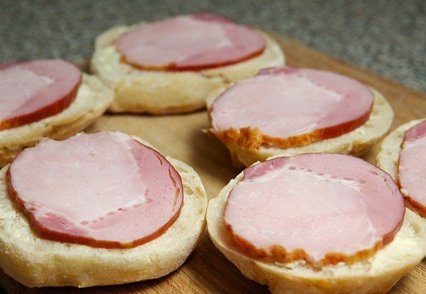 Открытый сэндвич с ветчиной, сыром и ананасом Открытый сэндвич с ветчиной, сыром и ананасом