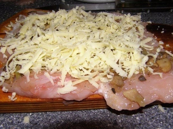 Куриные рулетики с грибами и сыром в сметанном соусе Куриные рулетики с грибами и сыром в сметанном соусе