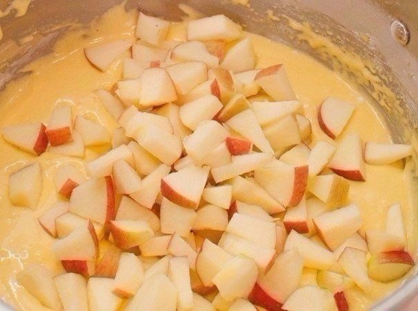 Пышная шарлотка с яблоками в мультиварке. Пышная шарлотка с яблоками в мультиварке.