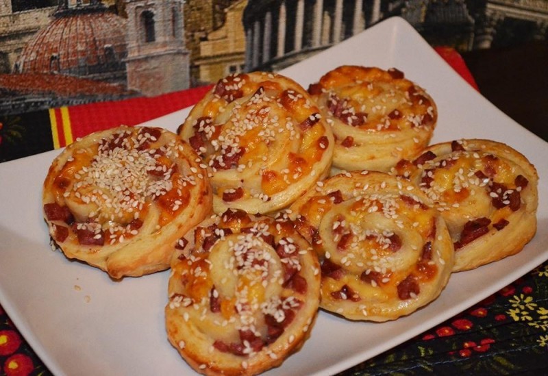 Слойки с колбасой и сыром. Слойки с колбасой и сыром.