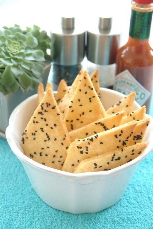 Печенье из пармезана с кунжутом, морской солью и острым соусом Печенье из пармезана с кунжутом, морской солью и острым соусом