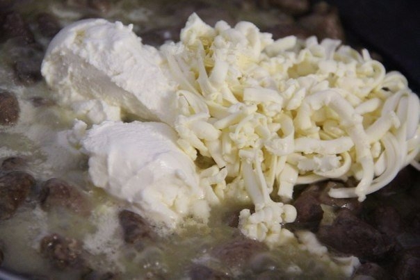 Куриные сердечки в сырном соусе Куриные сердечки в сырном соусе