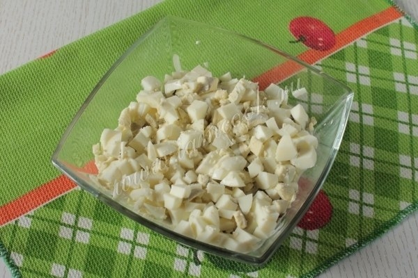 Салат с ананасами, курицей и грибами Салат с ананасами, курицей и грибами