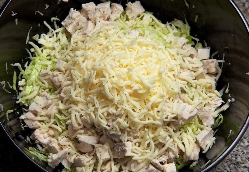 Салат из свежей капусты с курицей Салат из свежей капусты с курицей