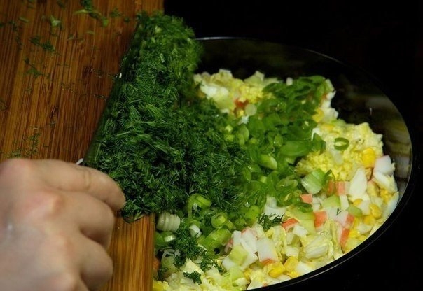 Салат из крабовых палочек с пекинской капустой Салат из крабовых палочек с пекинской капустой