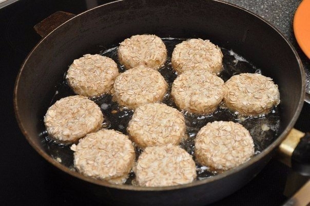 Сырники с шоколадной начинкой в панировке из овсяных хлопьев.