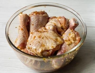 Курица в пикантном маринаде, запеченная в фольге