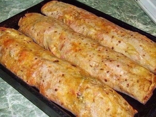 Фаршированный лаваш запечённый в духовке. Фаршированный лаваш запечённый в духовке.