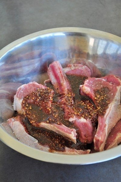 Говядина-гриль на косточке с овощами и зелёным соусом Говядина-гриль на косточке с овощами и зелёным соусом