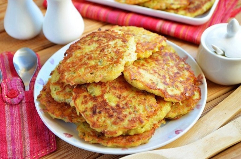 Драники с ветчиной, сыром и зеленью Драники с ветчиной, сыром и зеленью