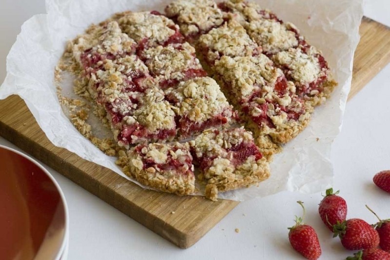 Простой пирог с клубникой и геркулесом Простой пирог с клубникой и геркулесом