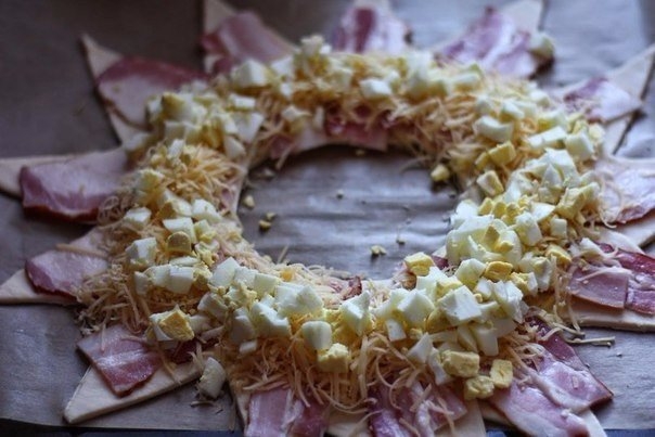 Пирог-венок с беконом, яйцами и сыром Пирог-венок с беконом, яйцами и сыром