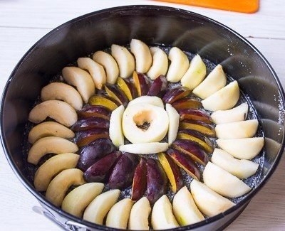 Осенний пирог-перевертыш с грушей и сливами
