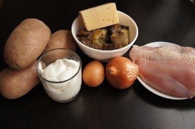 Картофельная запеканка с грибами и курицей в мультиварке