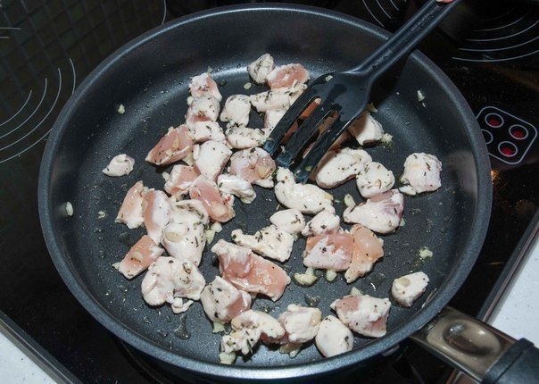 Паста с курицей, овощами и сливочным соусом Паста с курицей, овощами и сливочным соусом