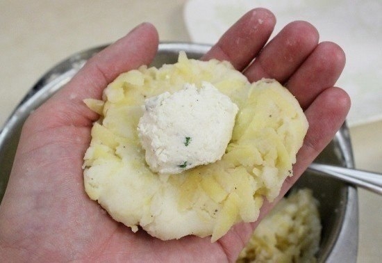 Картофельные пампушки с творожной начинкой Картофельные пампушки с творожной начинкой