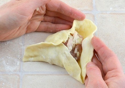 Нежное куриное мясо в хрустящем слоеном тесте Нежное куриное мясо в хрустящем слоеном тесте