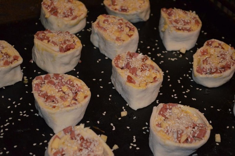 Слойки с колбасой и сыром. Слойки с колбасой и сыром.