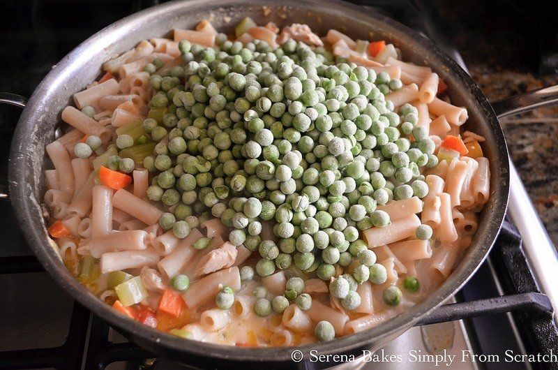 Макароны с тунцом и зеленым горошком Макароны с тунцом и зеленым горошком