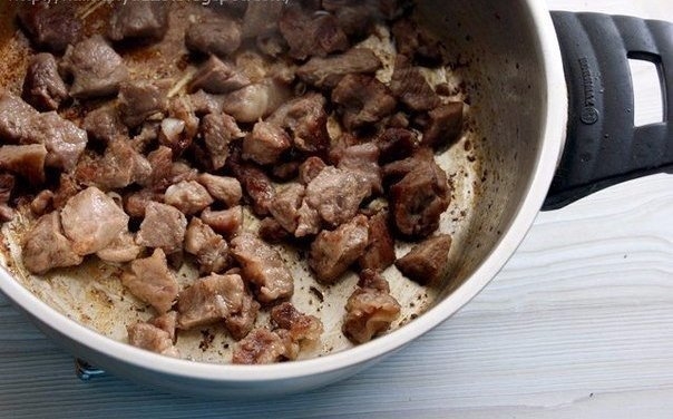 Гуляш с подливкой и картофельным пюре как в садике Гуляш с подливкой и картофельным пюре как в садике