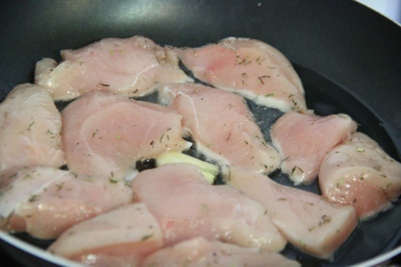Куриная грудка с помидорами на сковороде Куриная грудка с помидорами на сковороде