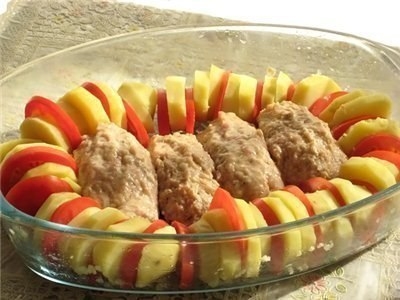 Запеченные куриные котлетки с гарниром полосатый рейс Запеченные куриные котлетки с гарниром полосатый рейс