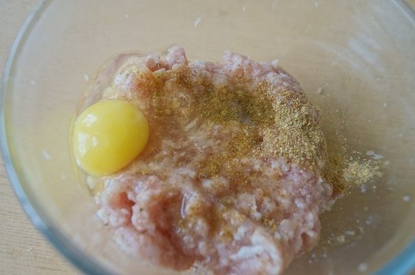 Соленые клубочки с мясным фаршем под сыром