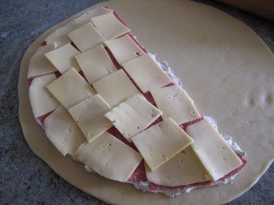 Пирог с творогом, сыром и салями («кальцоне»)