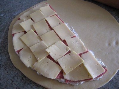 Пирог с творогом, сыром и салями («кальцоне») Пирог с творогом, сыром и салями («кальцоне»)