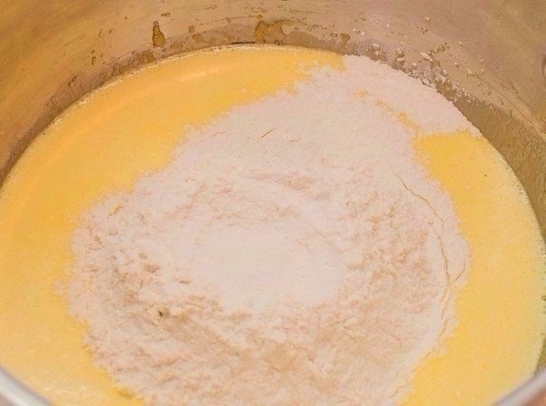 Пышная шарлотка с яблоками в мультиварке. Пышная шарлотка с яблоками в мультиварке.