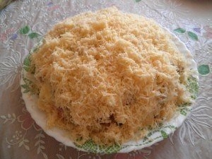 Салат с куриным филе, сухариками и овощами Салат с куриным филе, сухариками и овощами
