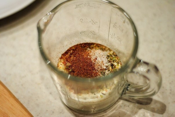 Курица маринованная в кефире, запечёная с картофелем с травами и чесноком Курица маринованная в кефире, запечёная с картофелем с травами и чесноком