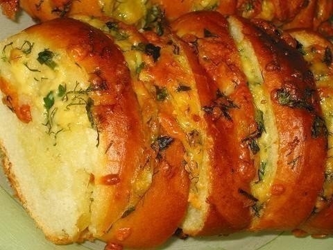 Хрустящий хлебушек пропитанный маслом, сыром и чесночком Хрустящий хлебушек пропитанный маслом, сыром и чесночком