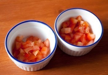 Запеченные яйца с беконом и томатами Запеченные яйца с беконом и томатами