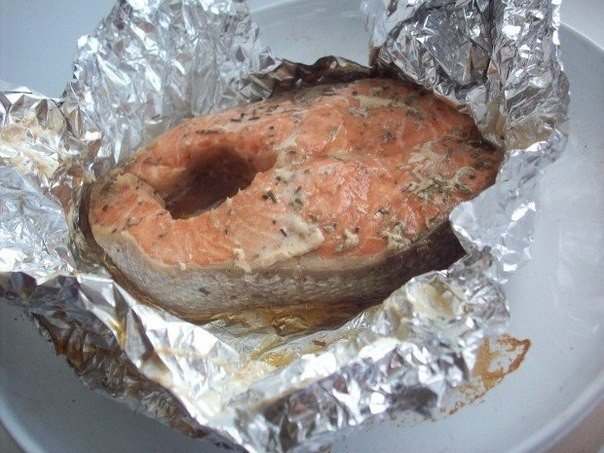 Форель, запеченная в фольге с йогуртовый соусом