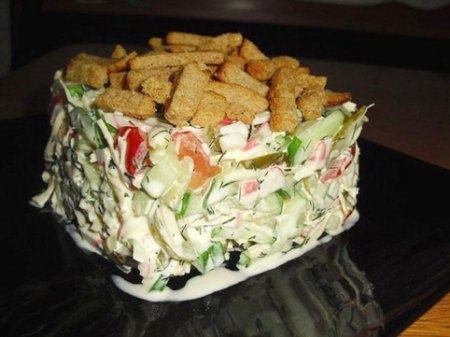 Салат с сухариками Сочная Хрустяшка. Салат с сухариками Сочная Хрустяшка.