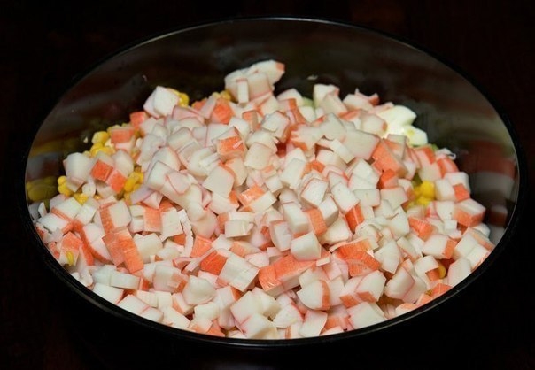 Салат из крабовых палочек с пекинской капустой. Салат из крабовых палочек с пекинской капустой.
