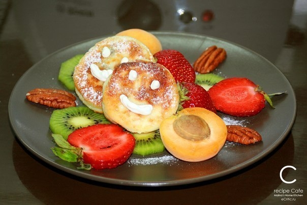 Сырники с фруктами Сырники с фруктами