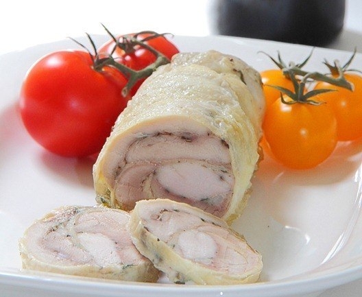 Лёгкий, нежный, аппетитный! Почти диетический, паровой куриный рулет. Лёгкий, нежный, аппетитный! Почти диетический, паровой куриный рулет.