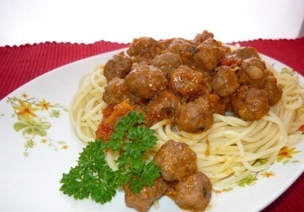 Спагетти с соусом из фрикаделек