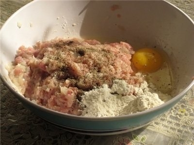 Запеченные куриные котлетки с гарниром полосатый рейс Запеченные куриные котлетки с гарниром полосатый рейс
