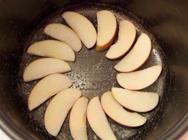 Пышная шарлотка с яблоками в мультиварке. Пышная шарлотка с яблоками в мультиварке.