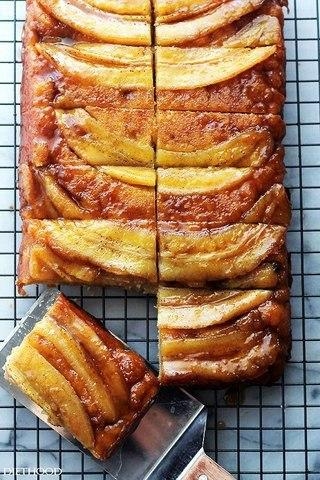 Бананово-карамельный пирог-перевертыш.