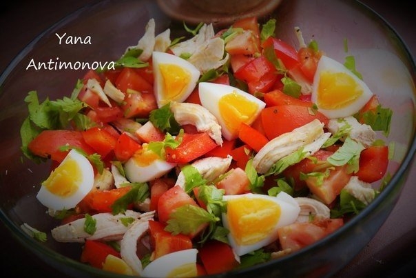 Диетический салатик с куриной грудкой, овощами и яйцом