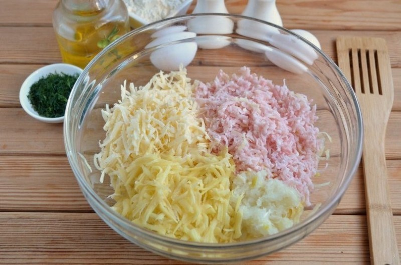 Драники с ветчиной, сыром и зеленью Драники с ветчиной, сыром и зеленью