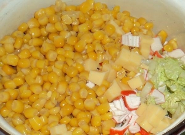Салат с пекинской капустой и крабовыми палочками Салат с пекинской капустой и крабовыми палочками
